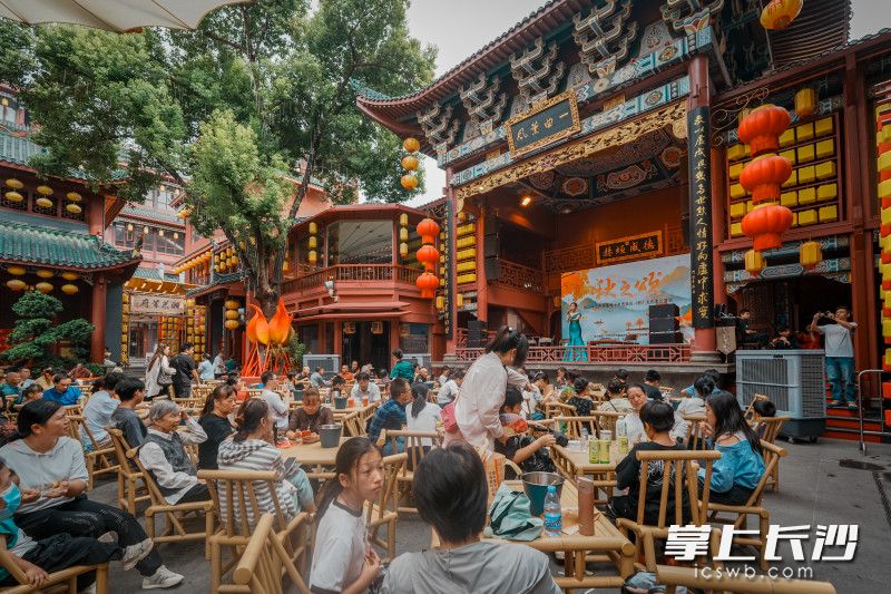 火宫殿国庆庙会国庆期间火热开启，将持续至7日。