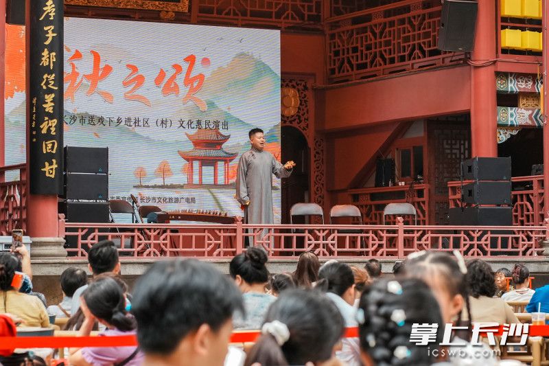 庙会上传统的相声表演。