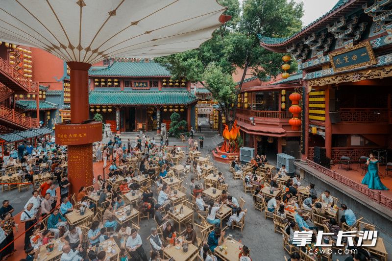 以非遗为魂、民俗为韵，火宫殿国庆庙会为市民和游客打造了一个集观演、互动、品味于一体的假日好去处。  图片均为全媒体记者 陈飞摄