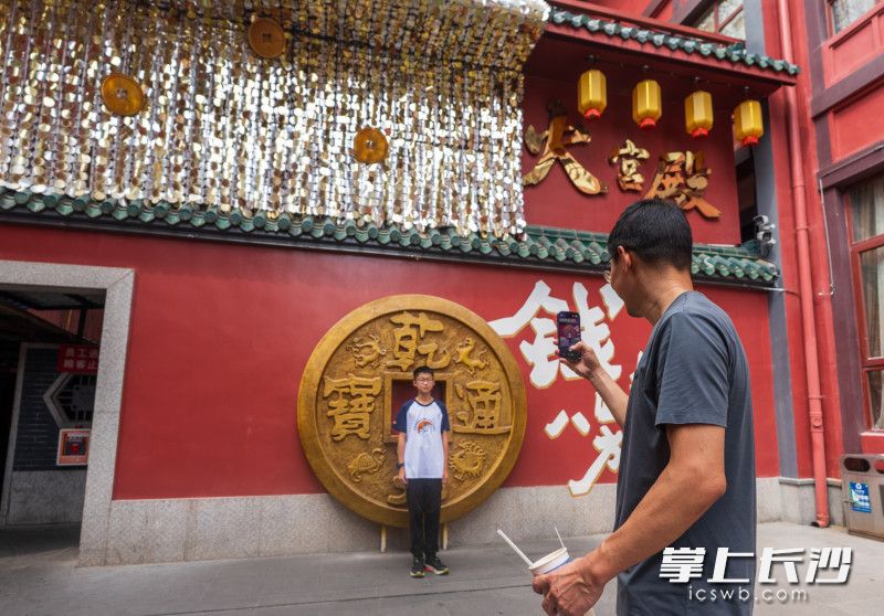 市民游客在火宫殿打卡拍照