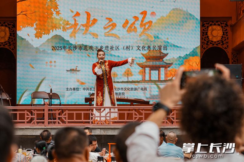 古戏台上的精彩演出现场。