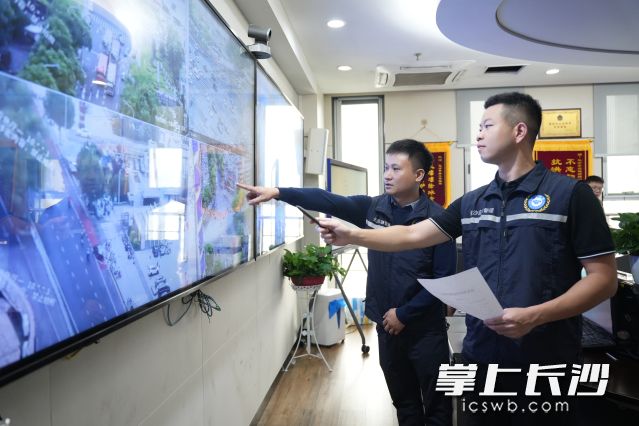 很多个节假日，马权（右一）都是在工作中度过的。均为长沙晚报全媒体记者 林暘 摄