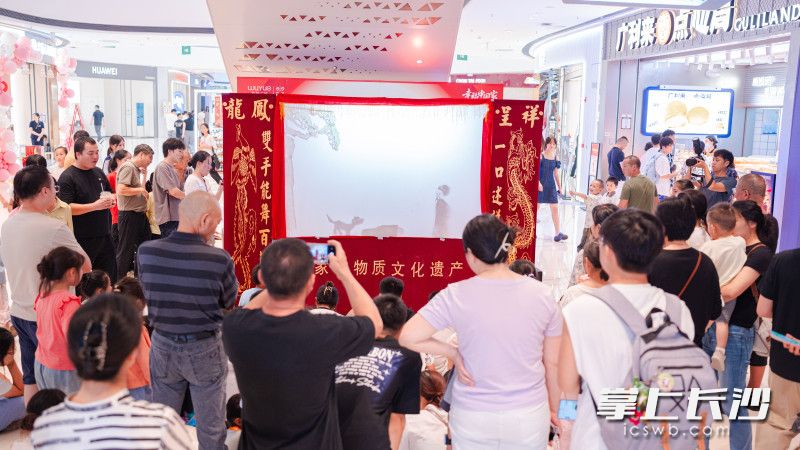 传统非遗表演大受市民喜爱。