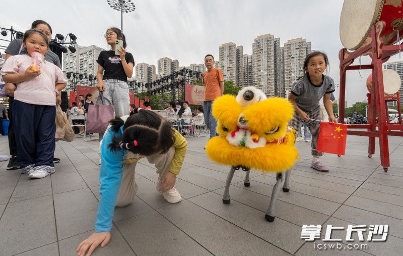 机器狗套上了传统舞狮的面具，备受孩子们喜爱。