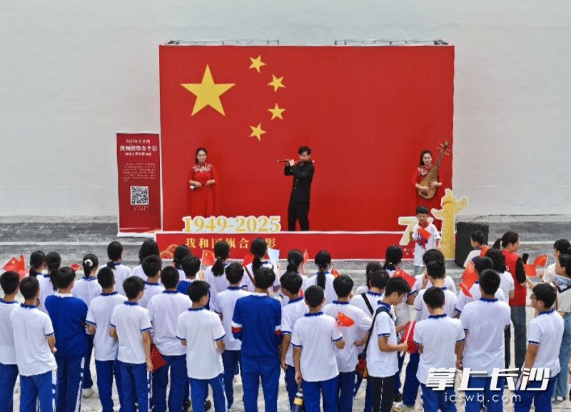 长沙歌舞剧院民乐团的演员手持二胡、琵琶、竹笛等传统乐器，奏响《我的祖国》《歌唱祖国》等经典曲目。