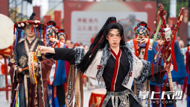 神秘古老的湘西苗族傩戏登场，粗犷原始的表演让人仿佛穿越时空。