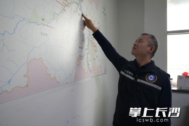 杨顺从事防汛抗旱相关工作已有26年，和老天爷“打交道”的他脚上有泥、心里有谱。