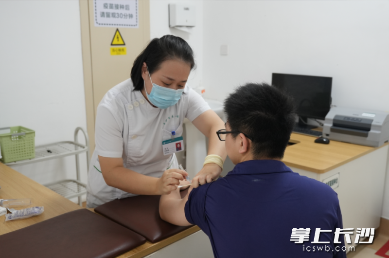 护士在为平时无时间来医院的学生接种疫苗。