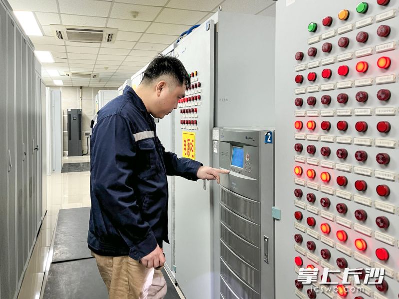 张常龙在检查ups电源各项指标。