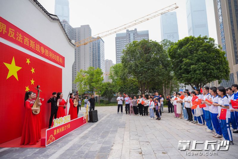 民乐与青瓦白墙相互映衬，历史与现实在此刻交融。