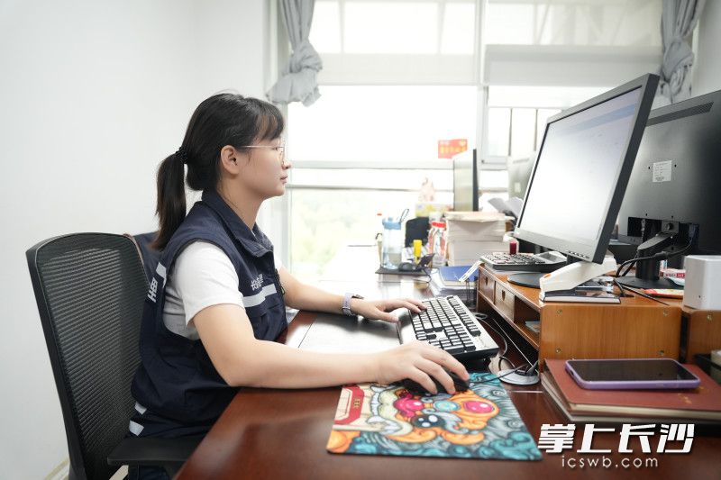 李旺对待工作不仅是信息处理，更是在信息洪流中守护人心的温度，做社会安全的“守门人”。