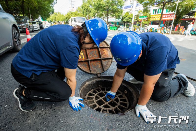 维保班进行管线巡查。