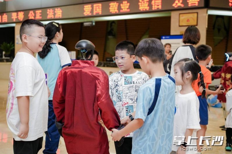 小朋友与机器人交朋友。