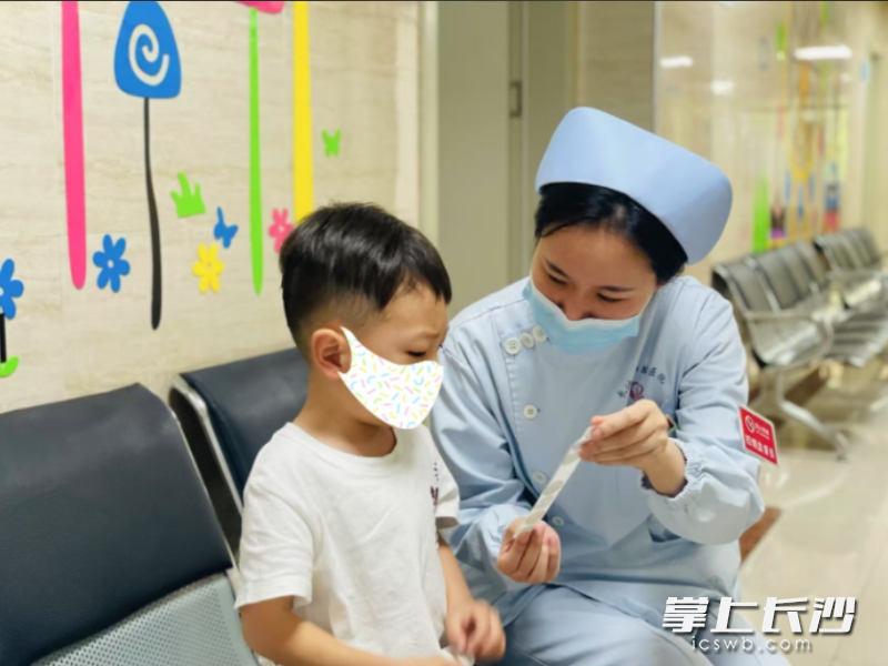 小朋友在童趣口腔乐园看牙病，不再紧张害怕。