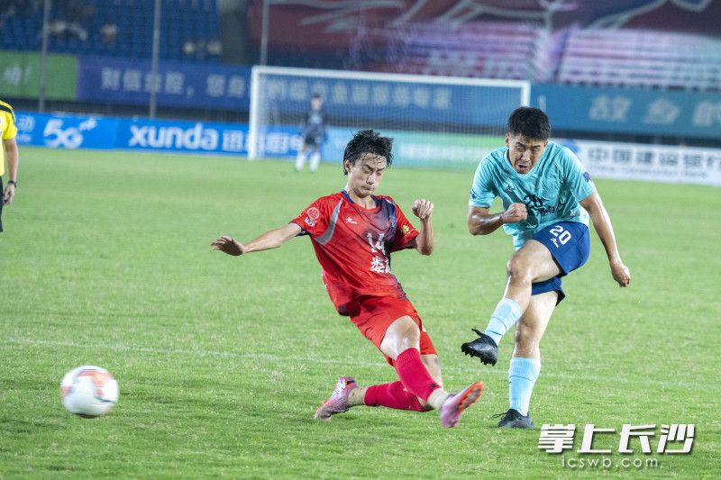 大湾区湖南人队队员（蓝衣）射门。