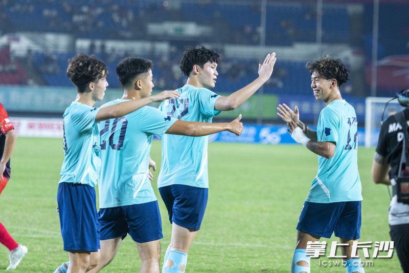 10月2日晚，娄底市体育中心，“湘超”娄底队2比5不敌大湾区湖南人队。均为长沙晚报通讯员 吴永华 全媒体记者 王志伟 摄影报道