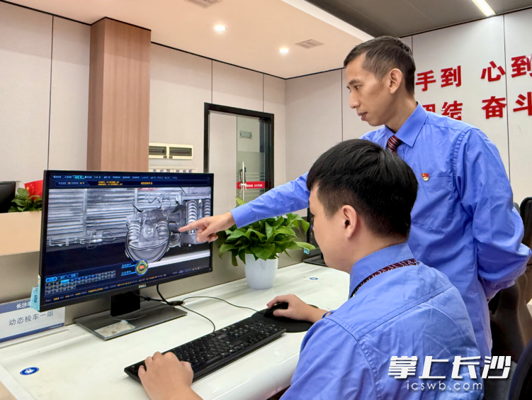 这个假期，彭代立（右一）和同事将日均分析超41万张图片，在屏幕前“精检细修”护航旅客出行。 均为 长沙晚报全媒体记者 吴鑫矾 通讯员 颜诗语 摄