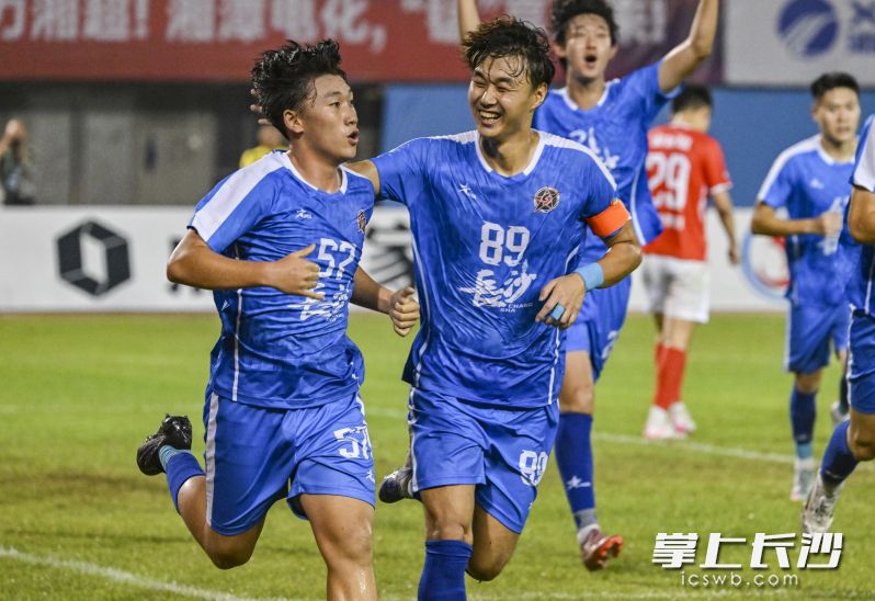 长沙队中包括李悦宁（左）在内，共有8人将代表湖南ｕ18出征全运会。图为9月28日，李悦宁在对阵湘潭队进球后，与队友一起庆祝。长沙晚报全媒体记者 王志伟 余劭劼 摄影报道