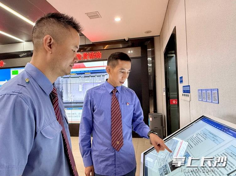 这个假期，彭代立和工友们坚守在方寸屏幕之前，为假期安全出行贡献力量。