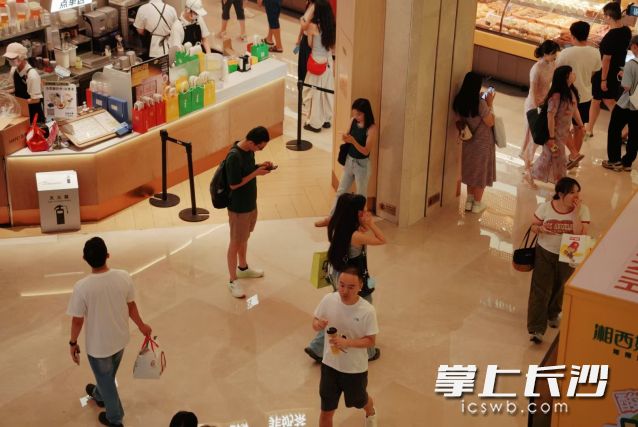 金秋十月，满街都是短袖“上阵”。