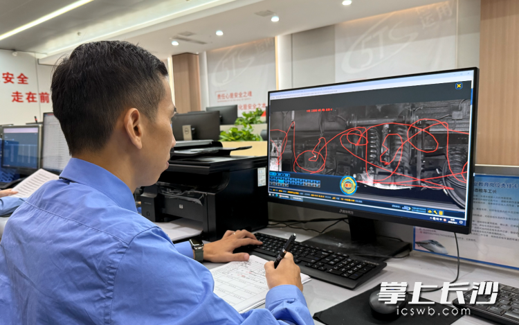 彭代立在电脑前通过高清图片精准识别列车各部件的细微隐患。