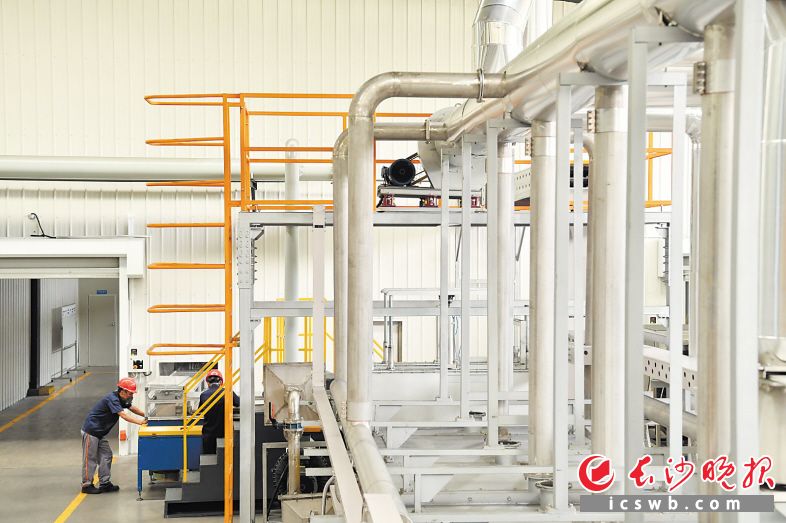 杉杉能源位于长沙的“10万吨锂电动力电池材料长沙基地”项目，已于去年11月底开始试投产。图片均由长沙晚报全媒体记者 王志伟 通讯员 周欣 摄影报道