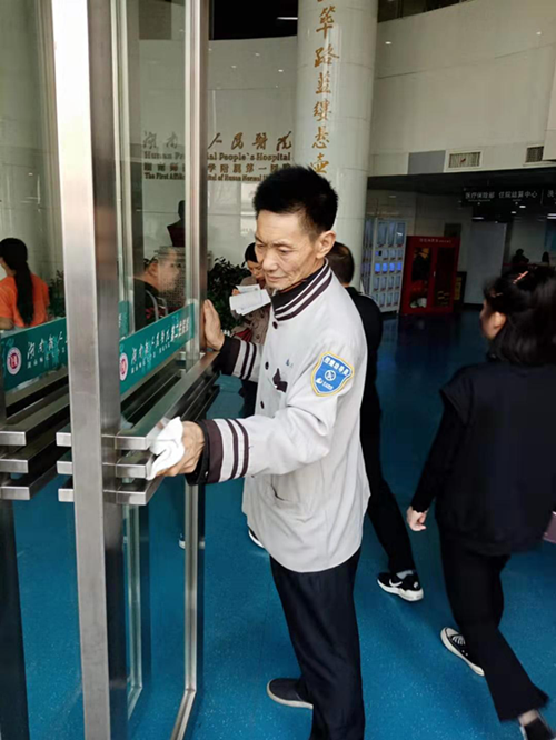 贺师傅是吉立物业的保洁员,七十年代的“老兵”。 贺师傅是吉立物业的保洁员,七十年代的“老兵”。