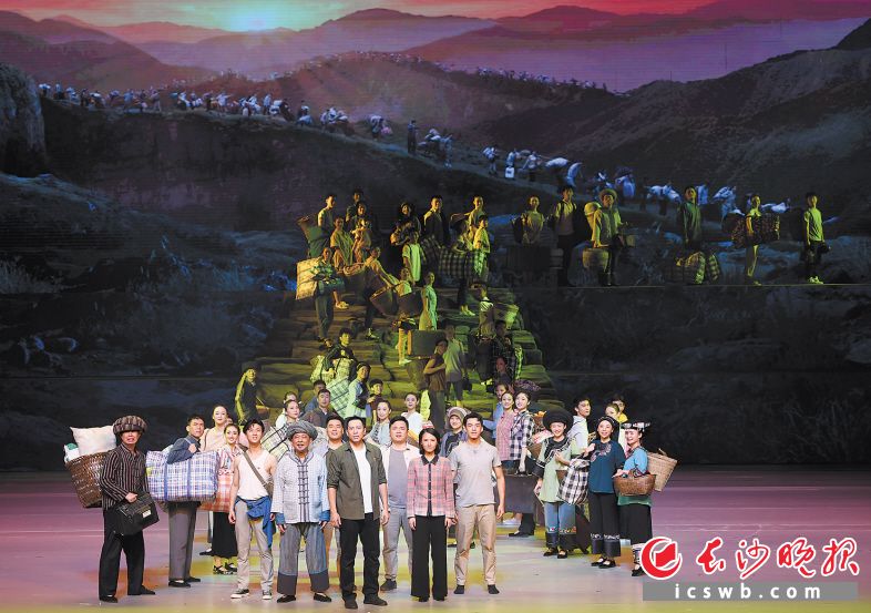 9月27日至29日，大型史诗歌舞剧《大地颂歌》在长沙连演三场。长沙晚报全媒体记者 王志伟 摄