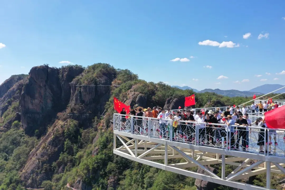 平江石牛寨景区人流如织