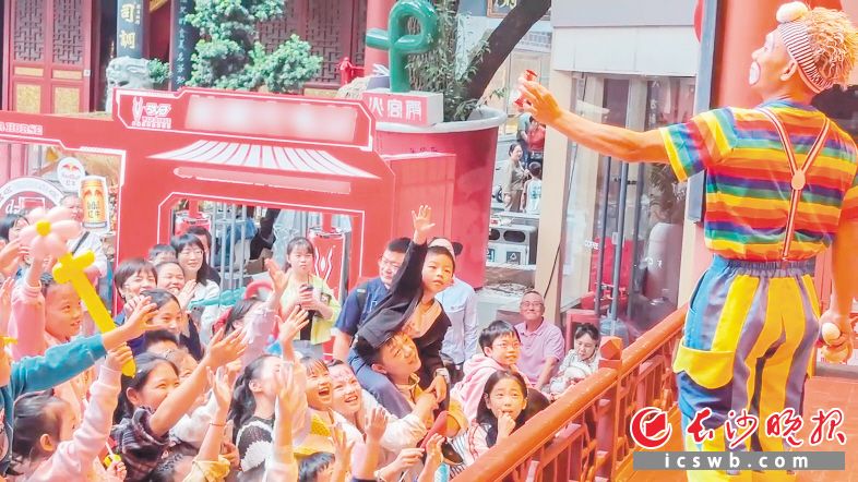 10月2日，长沙列为监测点的32个景区接待游客43.99万人次，同比增长42.29%。图为游客观看火宫殿表演。长沙晚报全媒体记者 陈飞 通讯员 龙维 摄影报道