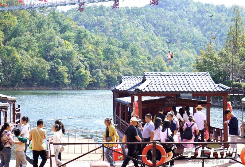 10月2日（截至14时）长沙市全天瞬时客流最高峰为9时，瞬时客流量148.58万人次。资料图片