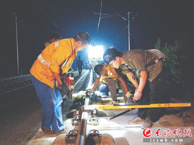 钢轨焊接后，广铁集团长沙高铁工务段长沙南重点维修车间员工检查线路。
