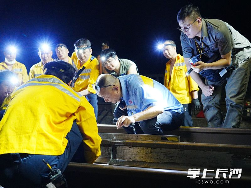 喻晨潇（右一）和同事们在京广高速线耒-郴区间组织钢轨焊接作业，为假期旅客乘车出行保驾护航。 均为长沙晚报通讯员 郭成 摄