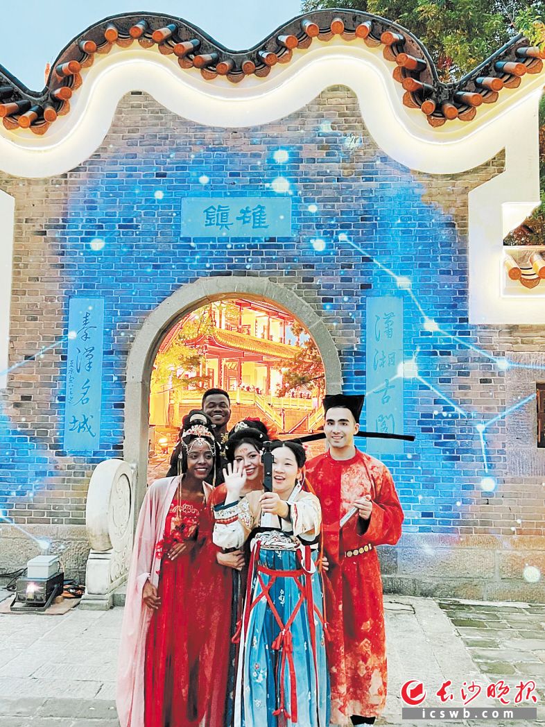 李苏璇（右二）