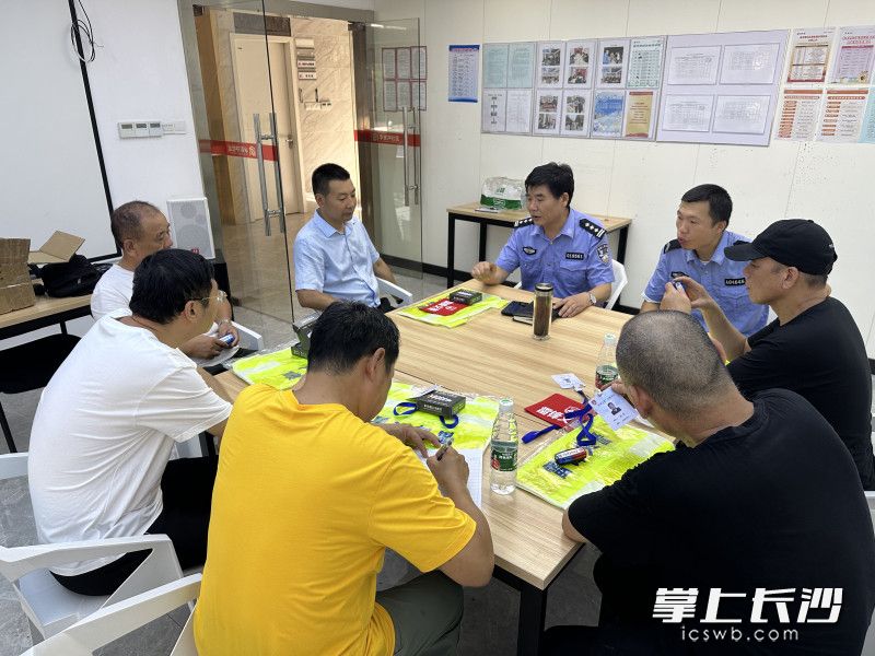 四方坪派出所“物业议事会”现场。均为受访者供图 四方坪派出所“物业议事会”现场。均为受访者供图