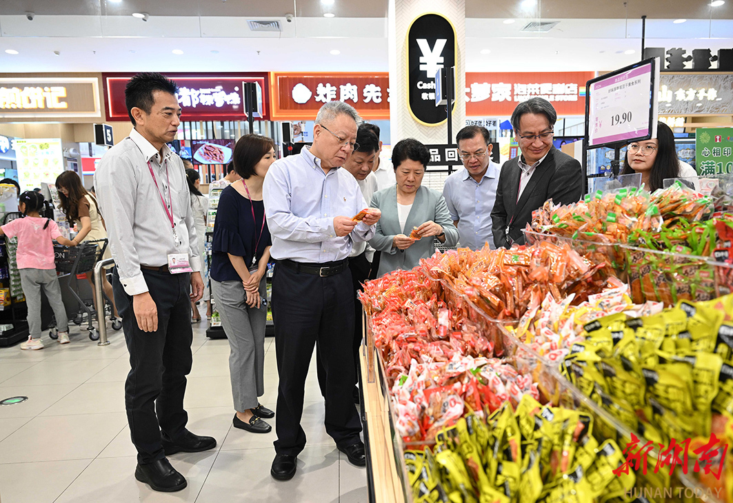 10月1日，沈晓明走进永旺梦乐城调研。