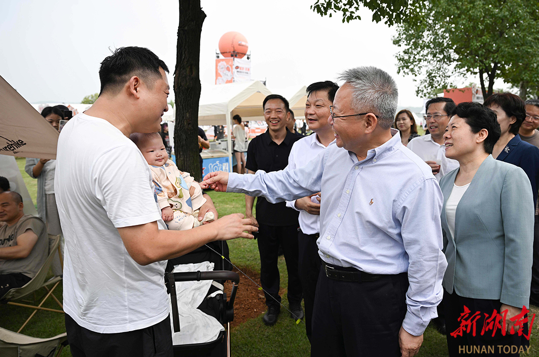 10月1日，沈晓明在松雅湖国家湿地公园与市民游客亲切交流。