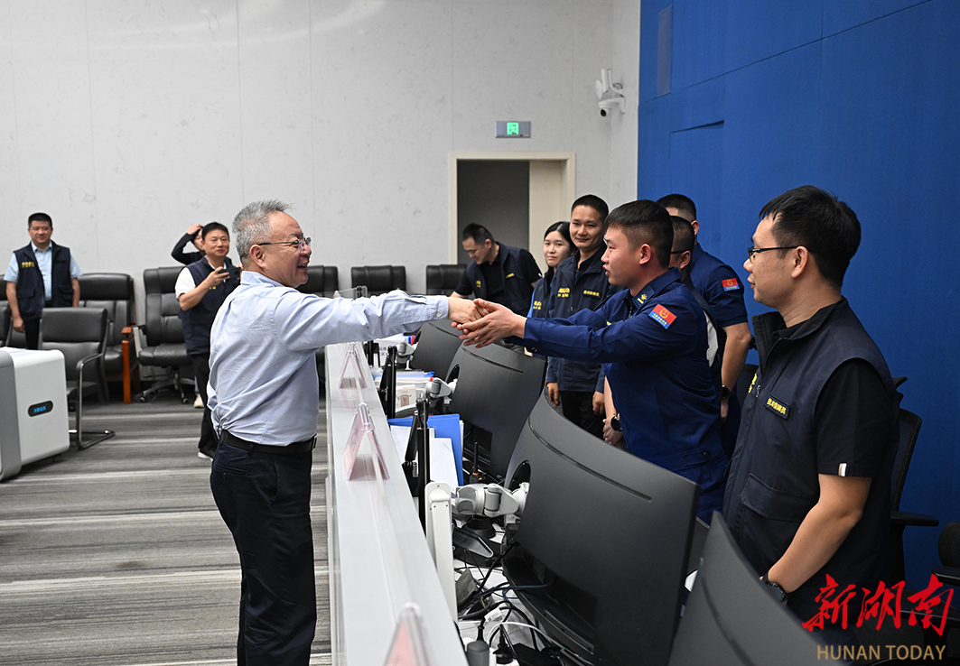 10月1日，沈晓明来到省应急指挥中心调研。 图片均为湖南日报全媒体记者 唐俊 摄