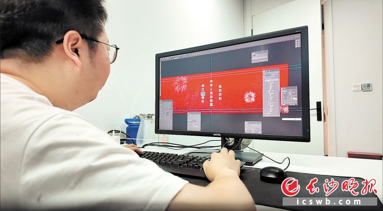 “一江两岸”灯光秀平面设计师伍平州正对着电脑屏幕，对国庆主题灯光秀进行调整。　　长沙晚报全媒体记者 曾灵 摄