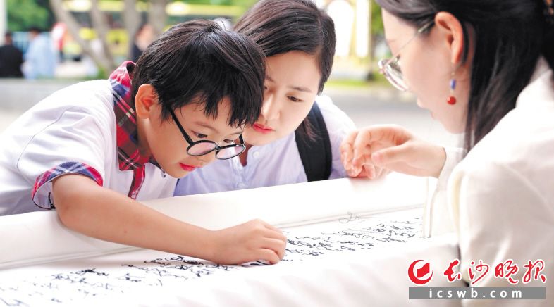 以针为笔、以线为墨，将不朽词章与家国情怀一同绣入锦缎。长沙晚报通讯员 杨熙 供图