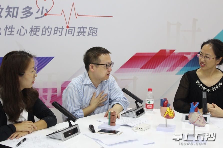 10月8日，本文作者（中）在接受相关方面的“高血压防治”访谈。由作者供图
