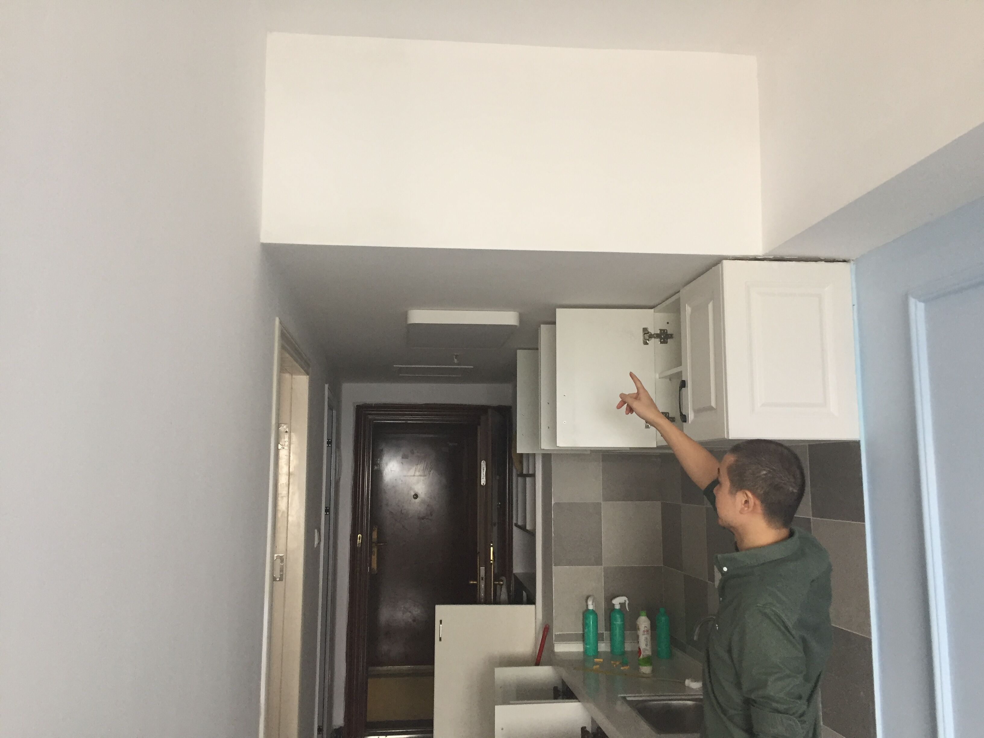 金先生认为，入户到厨房的吊顶要2500元，是装修公司乱收费。长沙晚报全媒体记者 朱炎皇 实习生 王蔡雨 摄