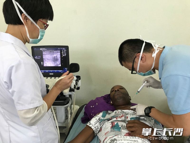 湖南援塞医疗队员为病危的非洲男子实施紧急救治。照片由中国（湖南）第21批援塞医疗队队长江海波 摄