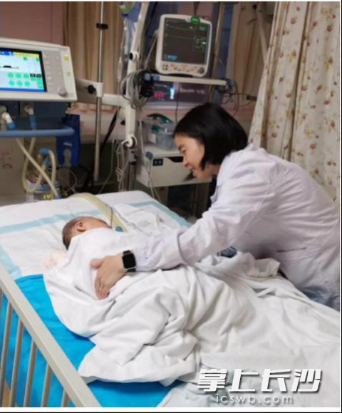 豆豆在中南大学湘雅医院小儿神经专科，成功接受了全球首个脊髓性肌萎缩症治疗药物诺西那生钠注射液治疗。 均为医院供图