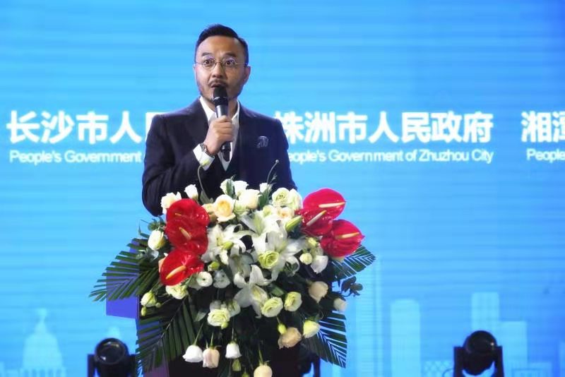 著名节目主持人汪涵主持人才峰会开幕式。长沙晚报全媒体记者周小华摄