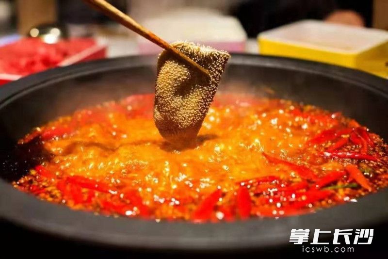 李小莎提醒，火锅属于热性食物，吃的时候同时可喝些橙汁之类的果汁以平衡热性。