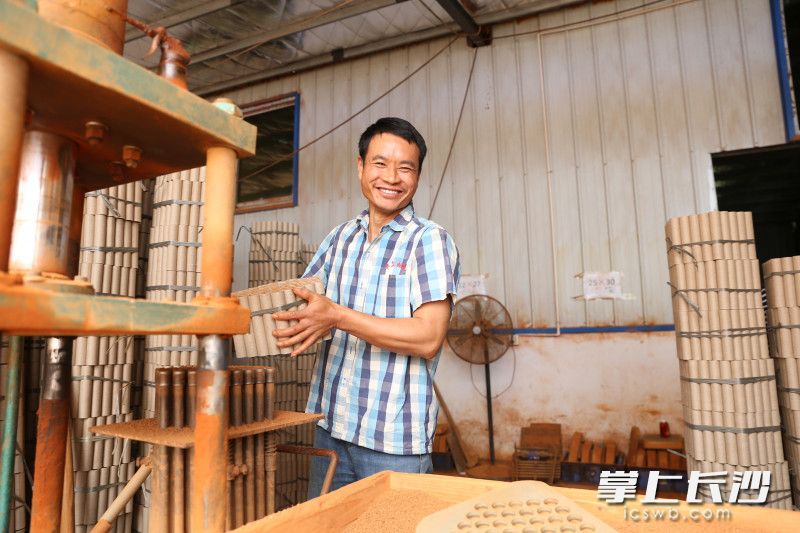 没有一技之长的袁贤良在花炮厂“扶贫车间”找到了合适的岗位，走上了脱贫致富路。长沙晚报全媒体记者 颜开云 摄