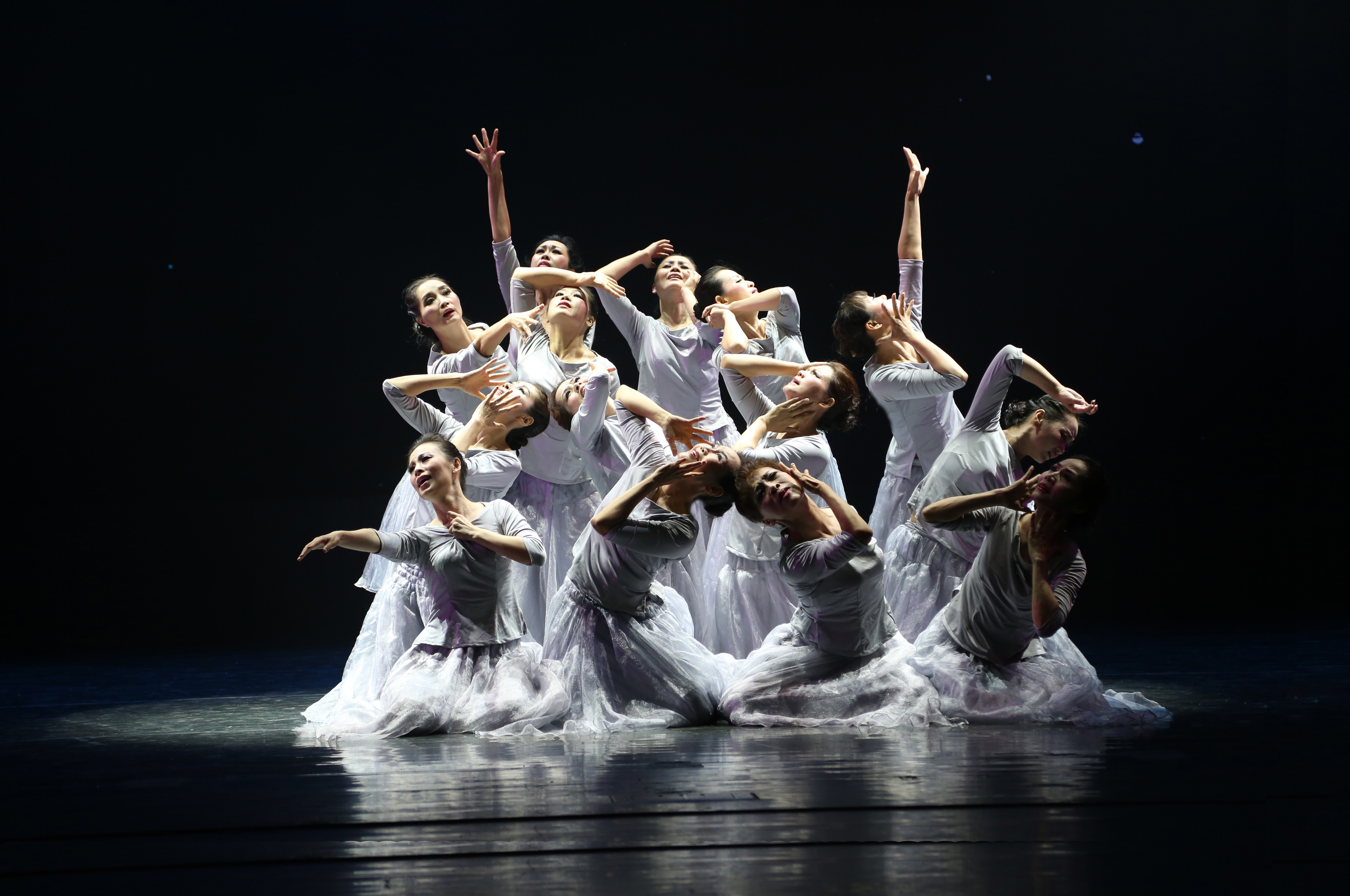 阳光艺术团挑战高难度，演绎《妈妈的光阴》。