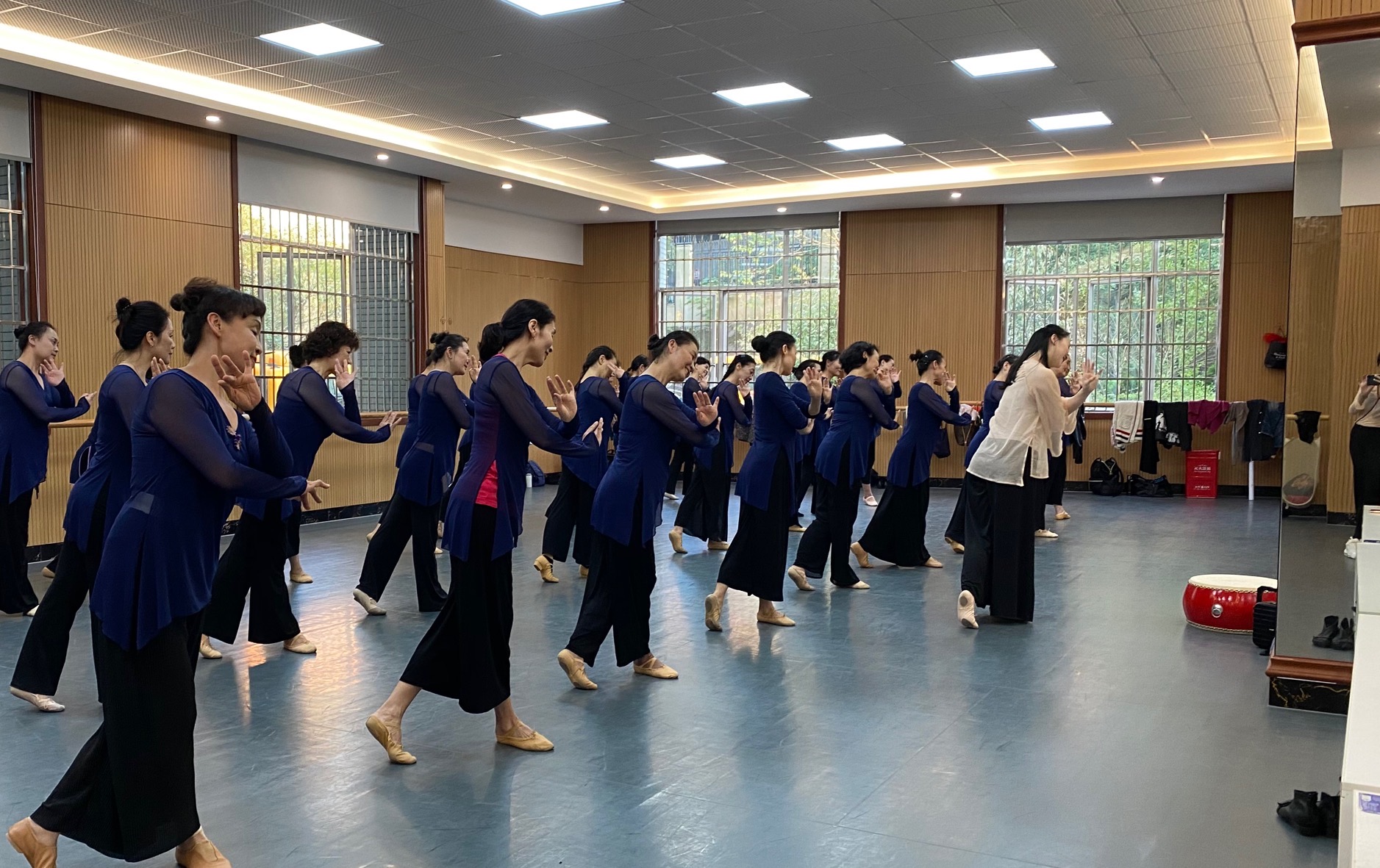 阳光艺术团在市群艺馆排练。