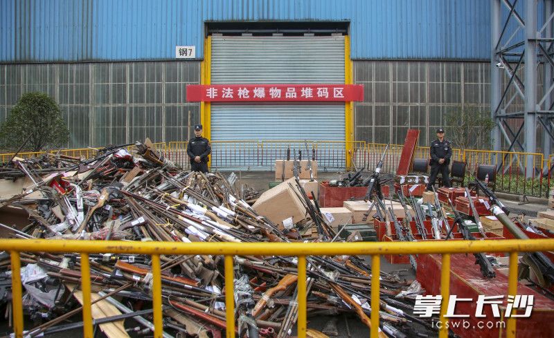 17日，湖南公安机关在湘潭举行集中统一销毁非法枪爆物品活动。均为通讯员 刘晨洋 摄